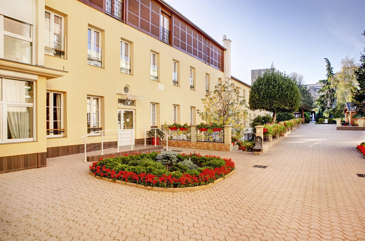 Le bâtiment et son jardin