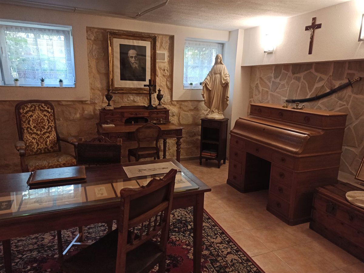 L'espace dédié à Norwid — bureau d'époque et portrait